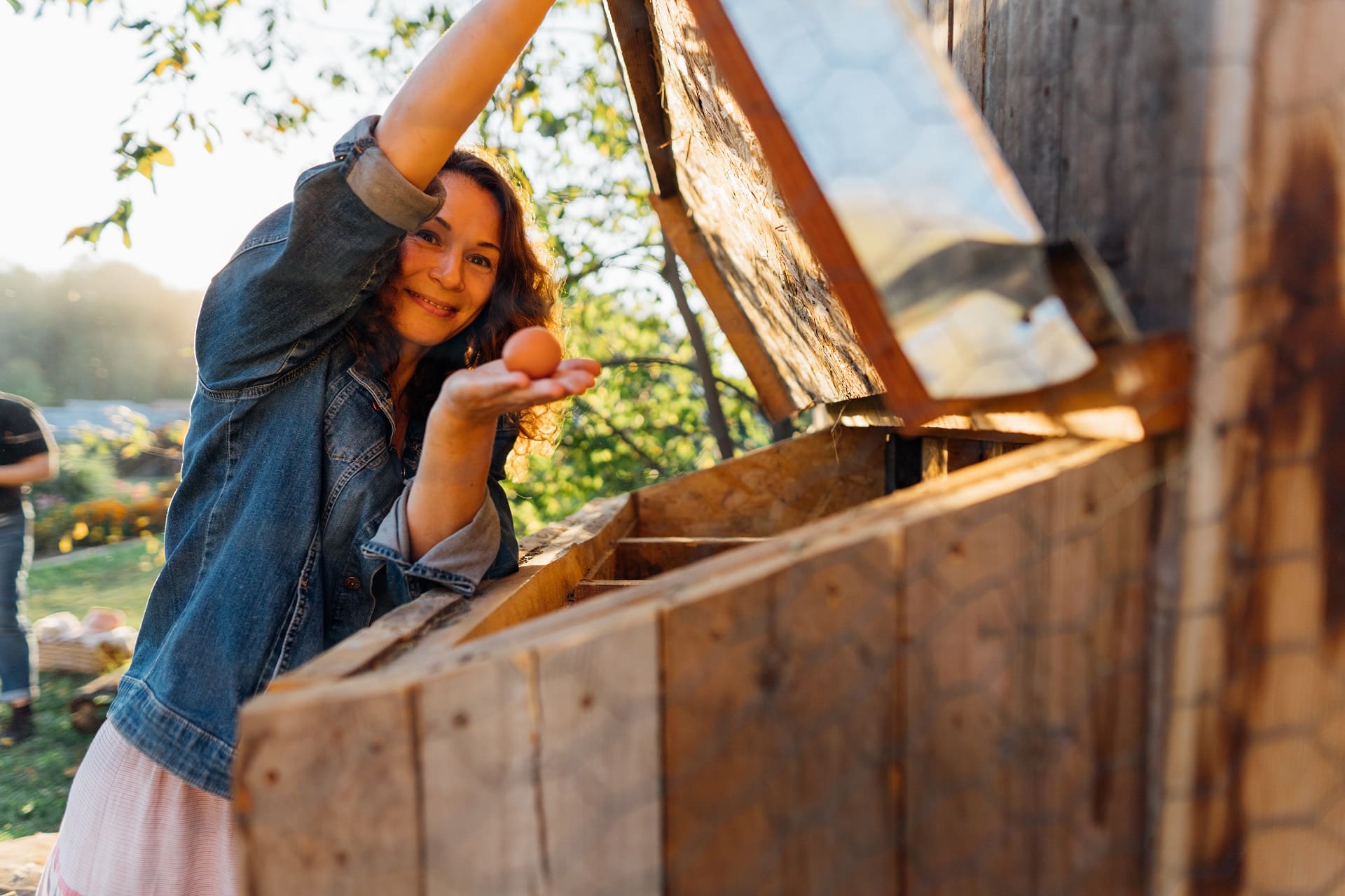 composteur en bois dans le potager